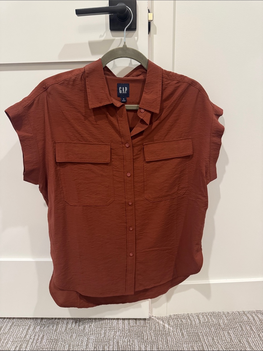 GAP Short Sleeve Button-Front Shirt - Rust Brown